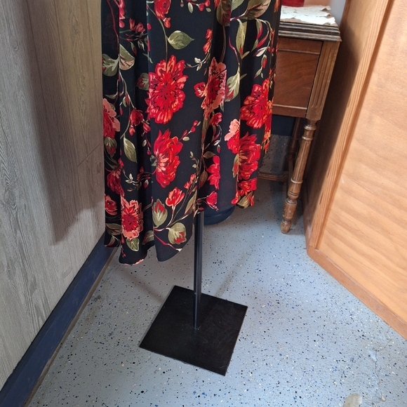 Forever 21 "Contemporary Floral Wrap" Dress, Size Medium CN165/92A - Picture 5 of 13